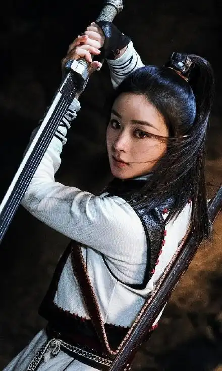 有翡角色剧照,王一博少年感十足,赵丽颖英姿飒爽
