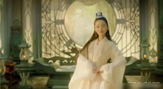 周冬雨新造型被嘲真怕许凯使大劲了,纸片的感觉
