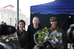 组图冯小刚曝芳华杀青照双女主又纯又美
