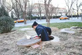 北京井下穴居人蜗居井底20年
