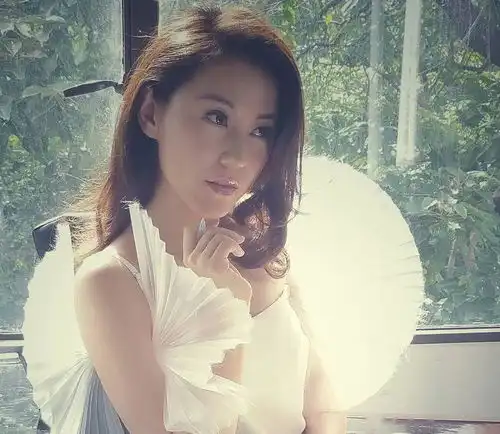 她入行16年都不红难道不性感也是罪名
