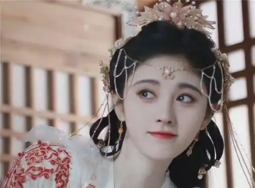 美貌认证空姐晒和鞠婧祎合影,路人镜头下颜值满分