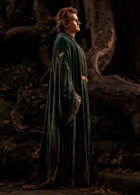 指环王力量之戒发布新剧照埃尔隆德亮相
