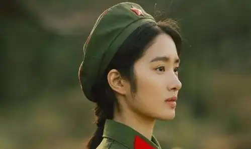 冯小刚新电影杀青剧照曝光,主演黄轩杨采钰倚树远眺,超唯美