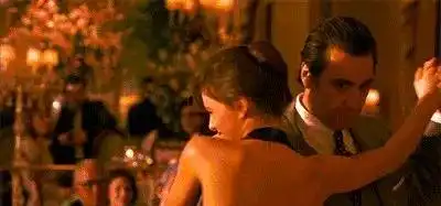 王鸥为翻红与小14岁鲜肉大尺度贴身热舞,可她背上这不明肿物是什么