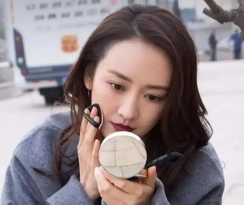 有一种整容叫王鸥卸妆,妆前人间水蜜桃,卸妆后憔悴无眉大妈
