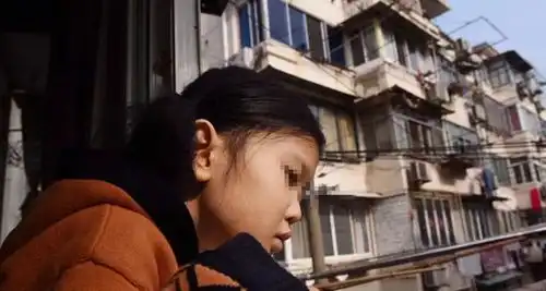 妈妈前后背双胞胎摆摊,数万网友感动,单亲家庭生活有多难