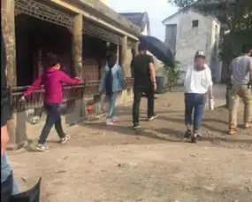 杨幂穿着戏服剧场溜达,助理撑伞太仔细粉丝骂惨
