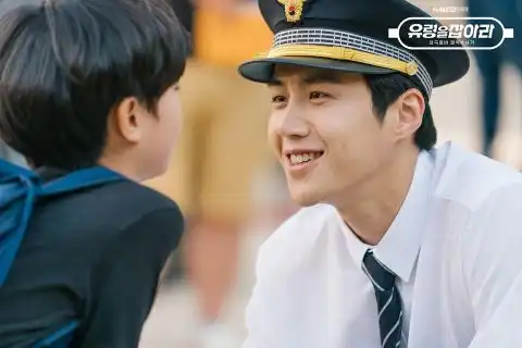 tvn新剧抓住幽灵公开金善浩大展暖男笑容的警察班长值勤剧照