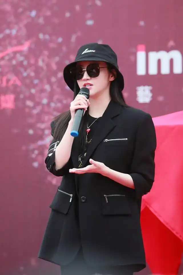 景甜一改清纯甜美风,身穿西装像大佬,帽子搭配得挺抢眼
