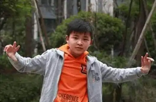 他是十年前的抗震小英雄,理想是当建造师,4个月后却开始演戏