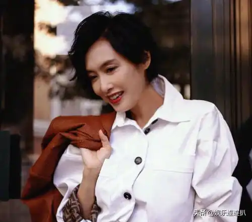 朱茵新剧路透曝光,失去十级美颜滤镜,49岁的状态很真实
