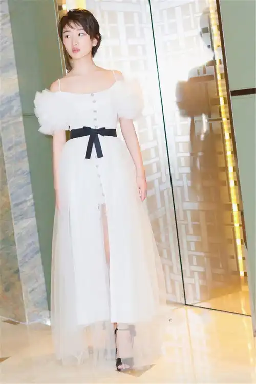 别再穿超短裙了,俗气今年明星们都在穿豆腐裙,清新又显白
