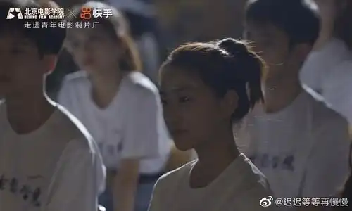 孙俪妹妹晒剧照神态认真五官精致肤白美到显眼