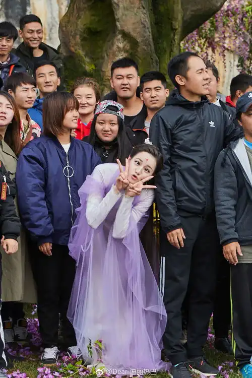 迪丽热巴更新微博庆祝枕上书杀青放出搞怪合照
