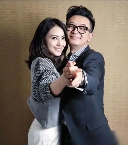 黄海波深陷泥潭之后,三个女人不离不弃,如今做公益得到认可
