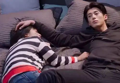 三版道明寺造型对比,言承旭酷爱头巾,王鹤棣菠萝头时尚又叛逆