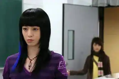 今夏挂耳染漫画刘海王炸发型,又飒又美
