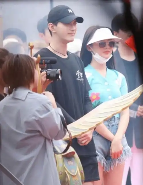 重紫开机,杨超越与徐正溪同框超养眼,生图却暴露真实腿围