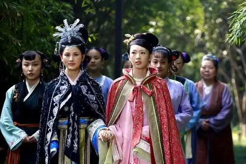 红楼梦里令人笑出声的画风尤二姐真的把王熙凤当成了靠山
