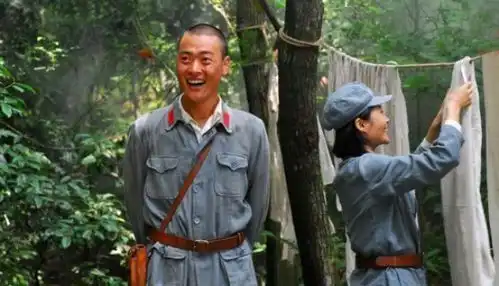 同样是饰演李云龙的警卫,如今一人已成影帝,另一人却依旧不火
