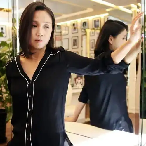 一手捧红李宇春毛不易张杰她不再发掘巨星,她要自己当巨星
