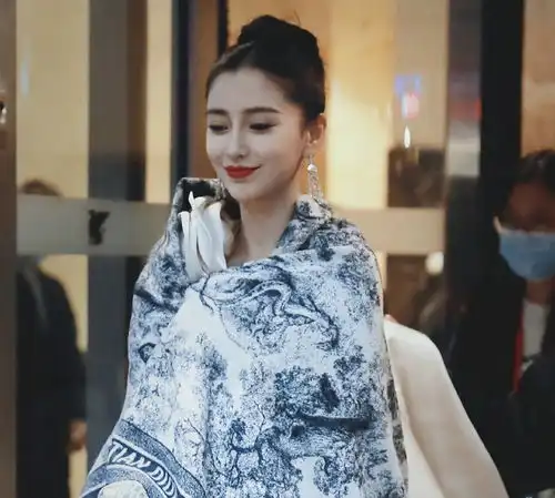 杨颖不愧是颜值担当,穿礼服随便搭配一个碎花披肩,却美出新高度
