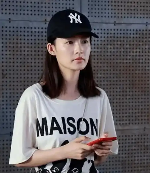 李沁素颜照曝光,网友表示皮肤细腻但面带苦相
