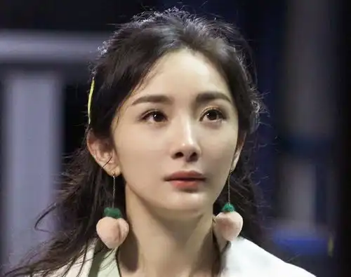 密逃新剧照释出,杨幂蜜桃耳坠吸睛满满,绝美容颜不像33岁

