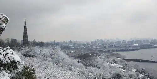 杭州下的认真的雪,断桥残雪真是美哭了,百万人西湖现场狂刷雪景