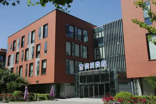 我爱我家发布半年报及人事变动公告