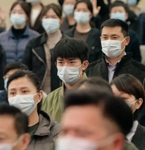 中国医生官宣剧照,易烊千玺首演医生,目光有神满眼都是戏