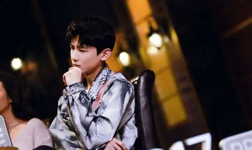 明星大侦探5游轮路透,全员穿制服帅气逼人,现场多出一人
