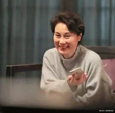 她在情深深雨蒙蒙里不出名,却是国家一级演员,64岁风情难挡
