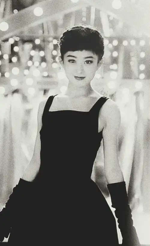 唐嫣杨幂刘亦菲迪丽热巴等十大女星模仿奥黛丽赫本,谁赢