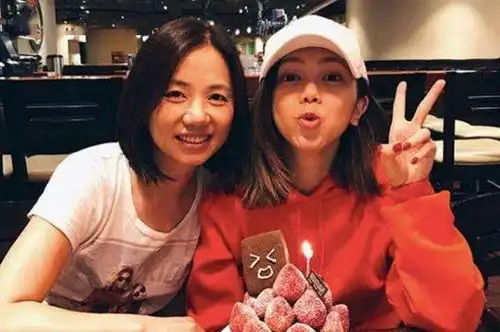 邓紫棋隔空为妈妈庆生,其母端坐生日蛋糕前,因太年轻被赞像姐妹