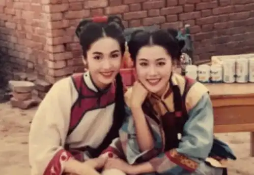 梁小冰晒与黎姿25年前剧照,圆脸美过鹅蛋脸,获网友称赞
