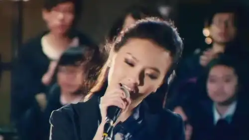 起势摇滚看着心中女神上台,一首歌燃爆全场,太美了
