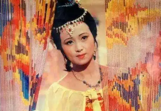 87版红楼梦之秦可卿剧照你看出来是两个人饰演的吗
