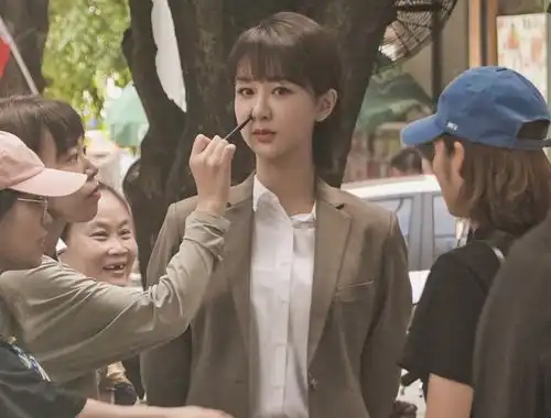 杨紫女心理师路透,一身笔直的西装帅气,贺医生本人吧