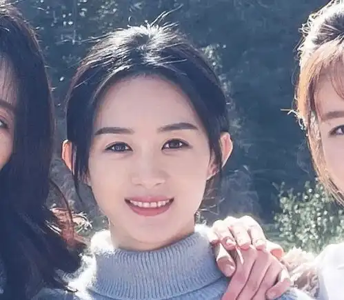 赵丽颖新剧杀青,官方晒出主演大合照,但赵丽颖素颜状态最吸睛
