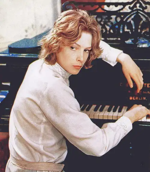 伯恩说痛恨自己的容颜,拥有别人做梦都想要的美,让他痛苦不堪
