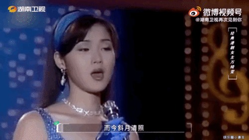 万绮雯一袭蓝裙,再现经典画面
