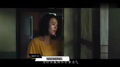 钟楚曦顶楼写真,白色吊带长裙法式慵懒盘发,气质清新而脱俗