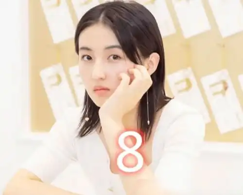 女星出道时年纪多大欧阳娜娜14岁,张子枫八岁,而她四岁
