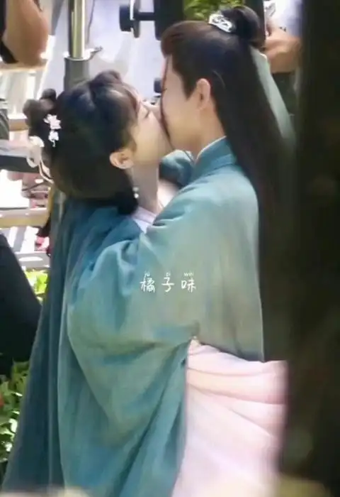 成毅杨紫新剧爆接吻路透吻戏被一群人围观,cp感足也不害羞