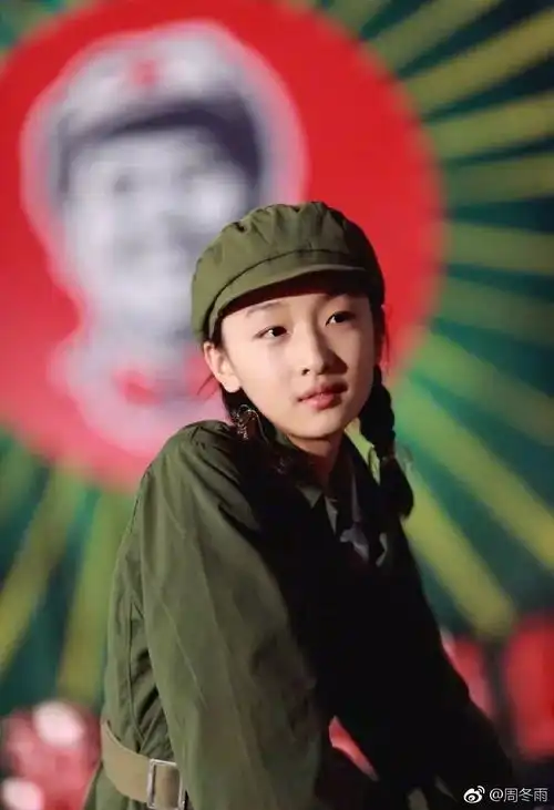 演完山楂树之恋后的8年,周冬雨为什么气质变了这么多