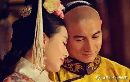 刘诗诗孕后包裹严实出镜离好妈妈还有一步之遥
