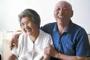 择一人深爱,等一人终老,让人泪目的老夫妻合照
