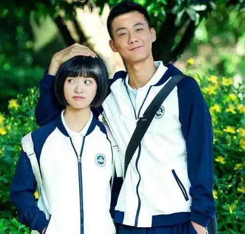 武艺夜会美女,沈月接人气小生看话剧,两人绯闻只是捆绑炒作